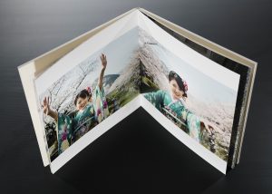 山口県長門市成人フォトアルバム、フォトブック、成人写真-ジャムウJAMUのアクアの見開き